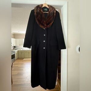 Lauren by Ralph Lauren 100% Wool women’s winter coat. Beautiful faux fur collar.